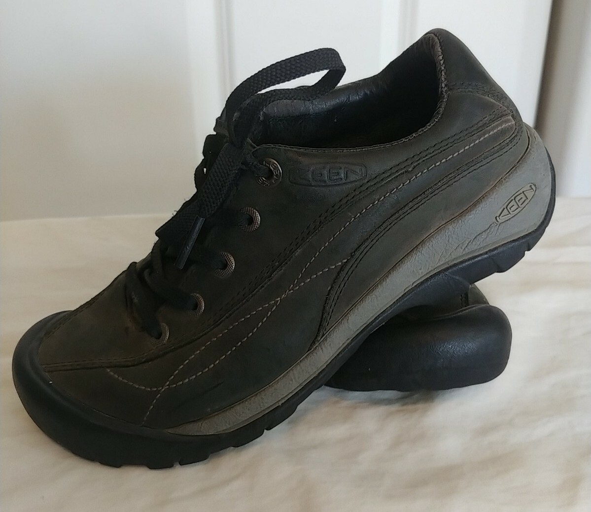 Scarpe da ginnastica Keen Toyah nere in pelle outdoor escursionismo Gorpcore taglia 6