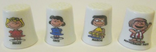 Up4Bid 8er Set Charlie Brown & Friends Sammlerstück Porzellan Fingerhut - Bild 2 von 2