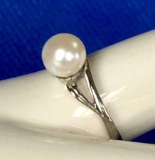 Brilliant Faux Pearl in this Sterling Silver Ring, Size 8