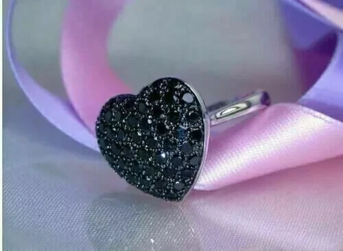 Anillo enchapado en oro blanco de 14 k con forma de corazón de diamantes negros simulados de corte redondo de 2,25 quilates Foto 4 de 4
