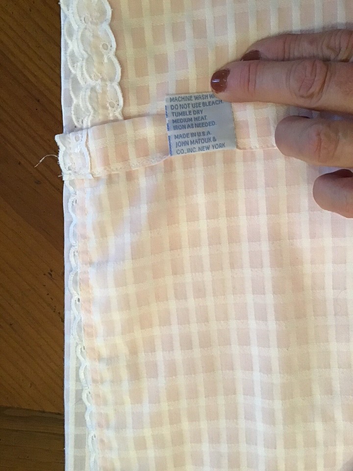 MATOUK Light Pink Check Twin Single Scalloped Coverlet White Eyelet