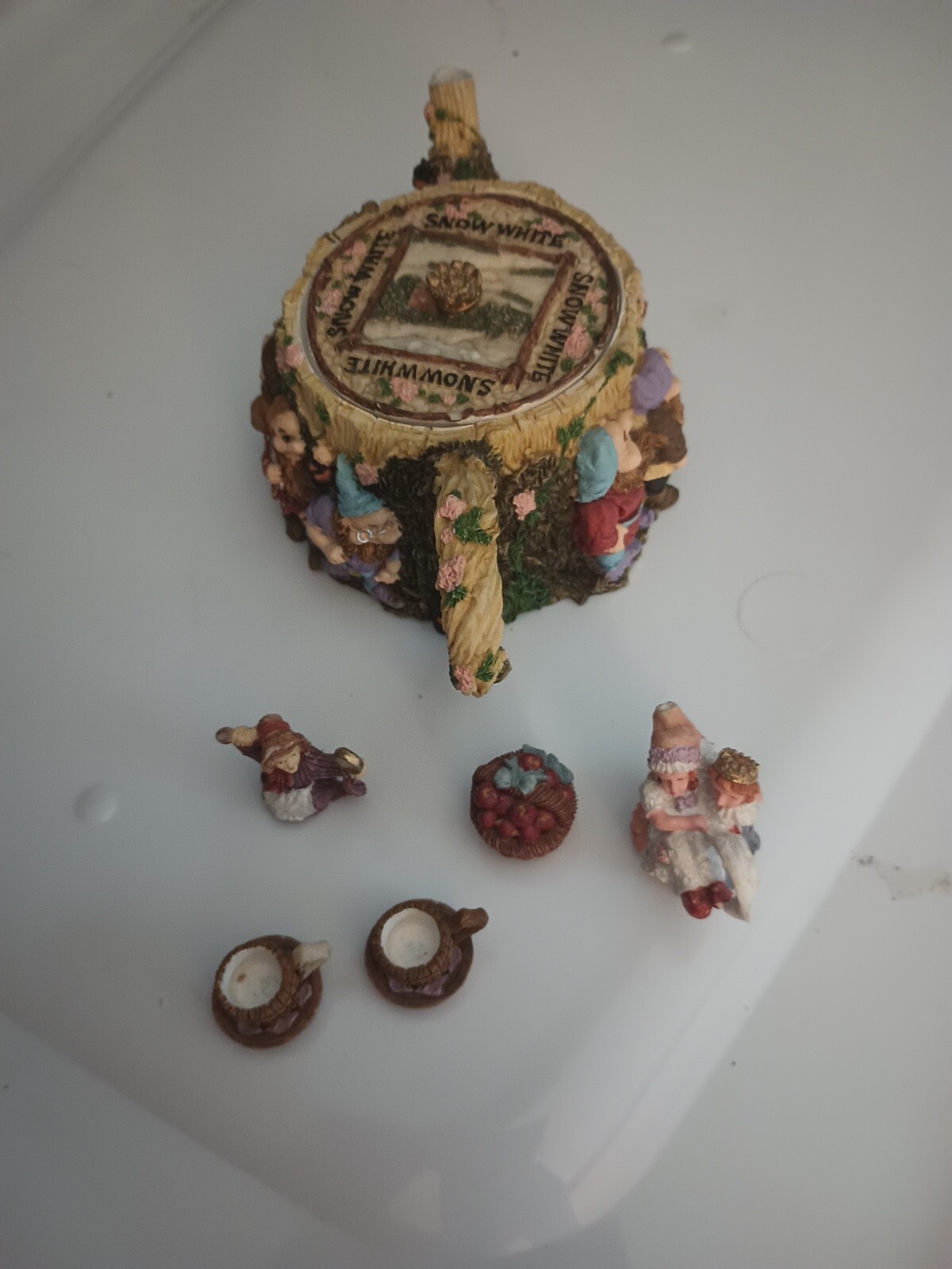 Vtg Snow White & the Seven Dwarfs Sculpted Ornate Teapot & Mini figurines RARE
