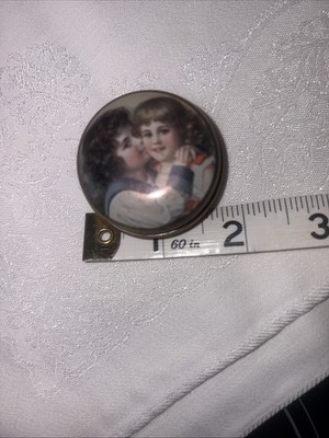 Süßeste kleine Pillendose Dose mit Einsatz. Bezaubernde kleine Mädchen auf Deckel.