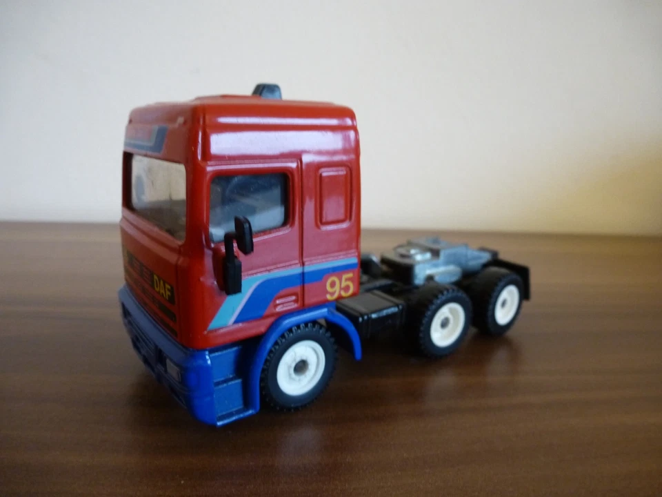 Siku 3425 DAF Garagentransporter Tieflader Garagen Bausatz - Bild 4 von 4