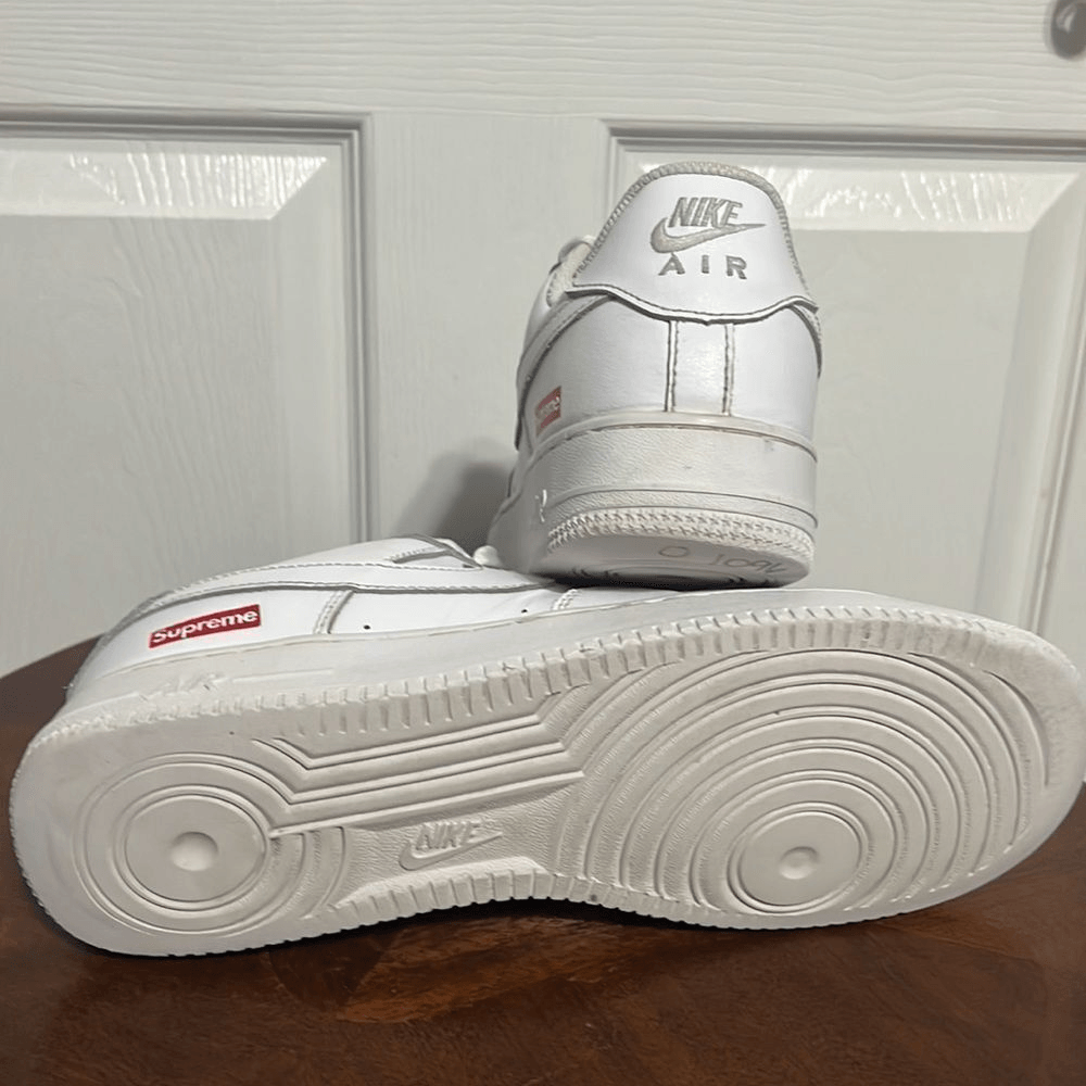 NIKE AIR FORCE 1 x SUPREME Sneakers - All White Supreme Men  display picture 1