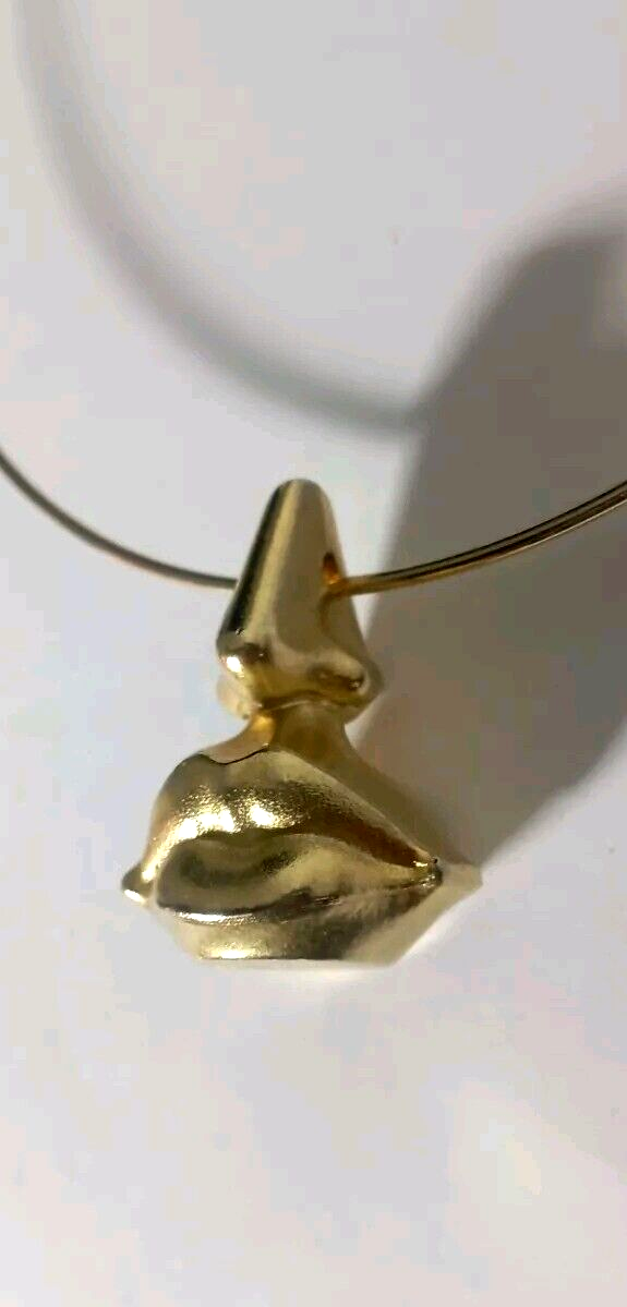 Pendentif Vintage Signé Dali - Forme Nez Et Lèvres - En Métal Doré (plaqué Or) - Collier Avec Breloque - Occasion En Bon état Général