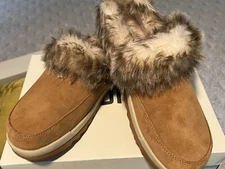 Faux fur trimmed tan suede slip-on Leeza water repellent Cougar clogs size 9 nwb