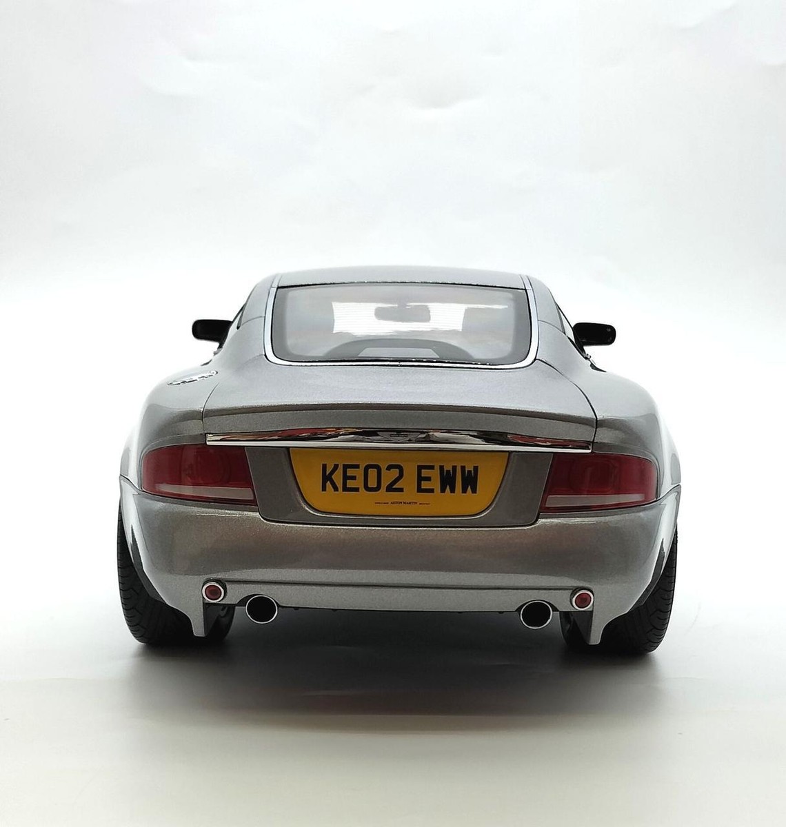 京商 Aston Martin V12 Vanquish 1/12　未使用品 Kyosho Aston Martin V12 Vanquish 1/12 Scale James Bond 007