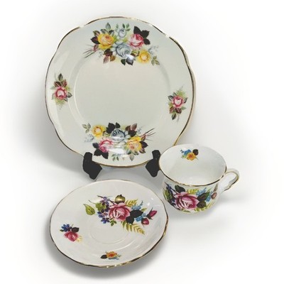VTG Queen Anne Teacup/Saucer Pink Tea Roses with Duchess Dessert Plate England