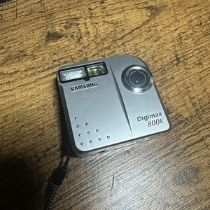 Samsung Digimax 800k 0.8MP Compact Digital Camera In Silver