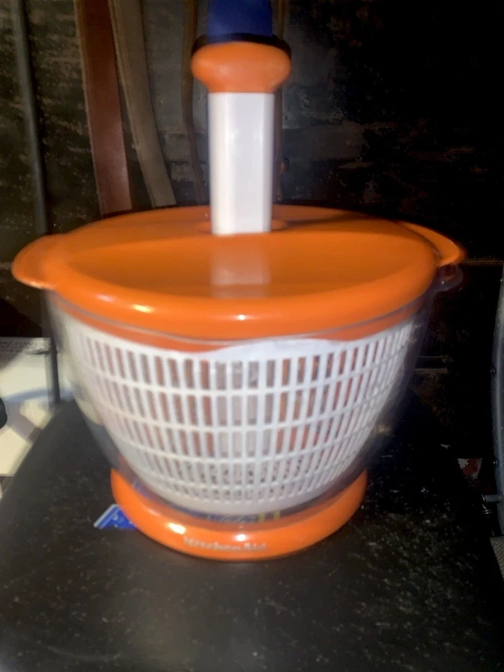 KitchenAid Limpiador de Frutas Giratorio para Ensaladas Mezclador Naranja con 3 Divisores y Tapa  Foto 2 de 4