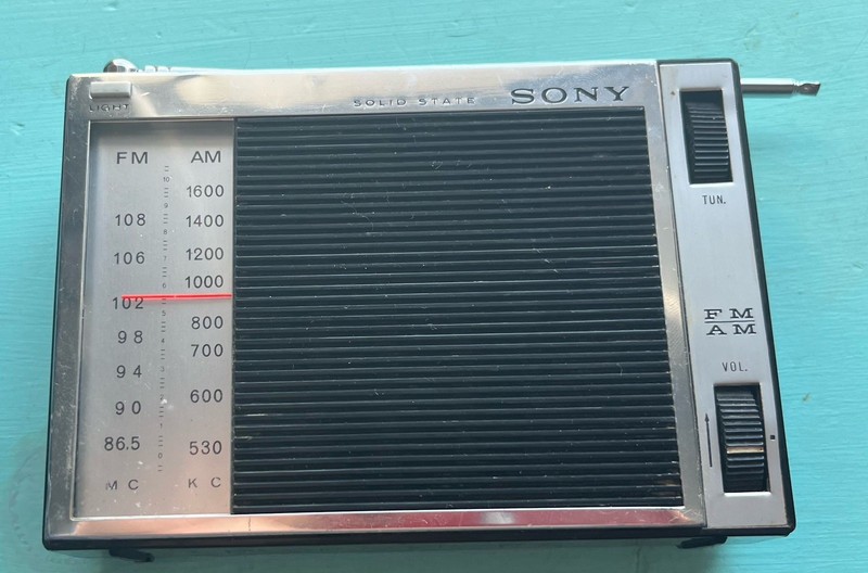 1970s SONY 5F-90W Solid State FM-AM 9 Transistor Radio Chrome Trim 