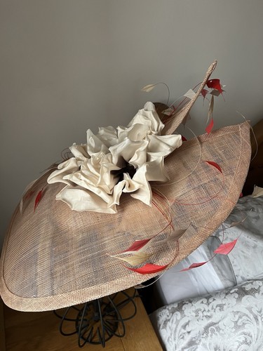 Bespoke Sara Gadd Beige Cream Coral Hatinator Designer Wedding Races - Imagen 3 de 6