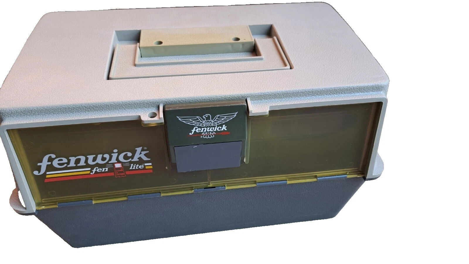 Cajas de aparejos de pesca de plástico Fenwick y bolsos con agua dulce