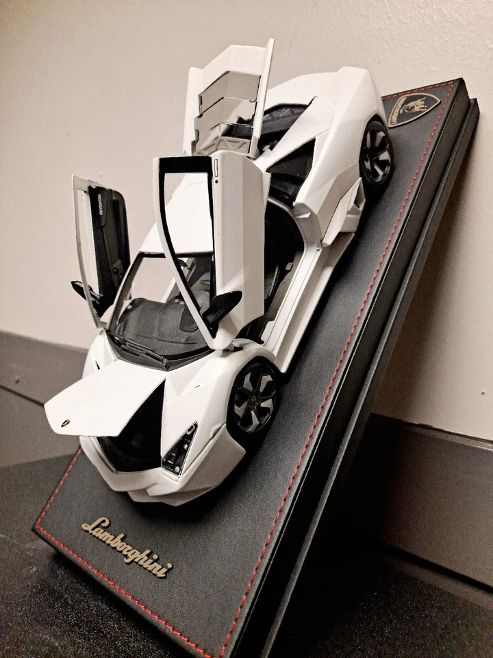Lamborghini Reventon 1/18 actualizado con vitrina personalizada Foto 4 de 4