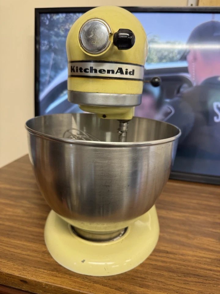 Batidora de pie KitchenAid modelo K45 vintage amarilla con cuenco y accesorios Foto 3 de 4