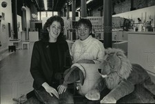 1985 Press Photo Marianne Philbin and Ruth Barrett At The Peace Museum