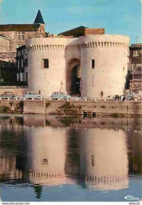 Postcard - 16 - Cognac - Porte St-Jacques - Château des Valois - Automobile