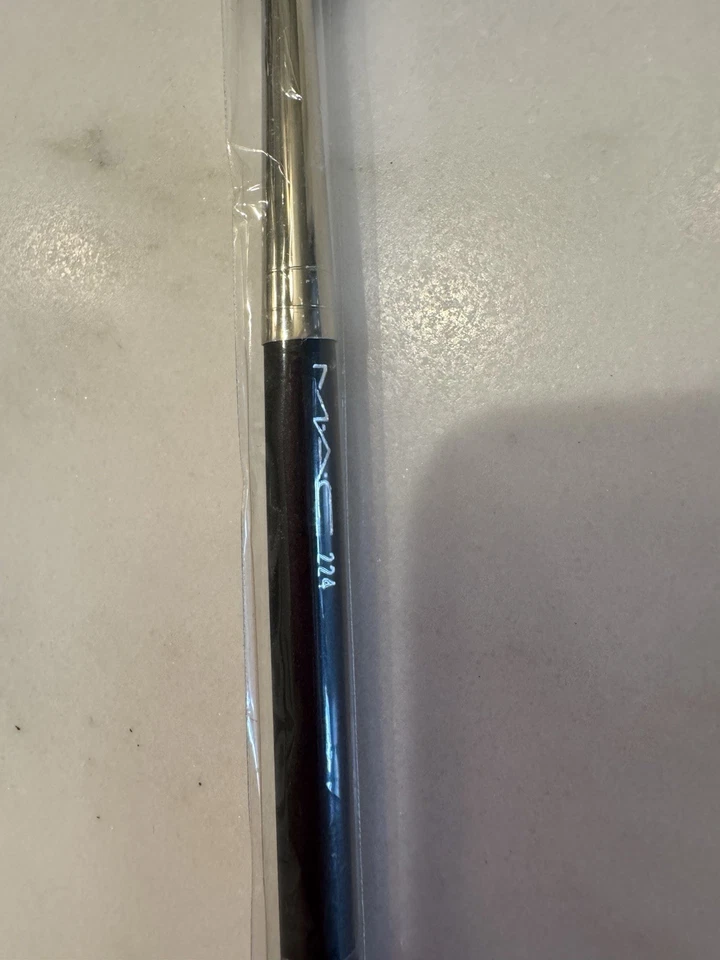 MAC 242 Blending EYE BRUSH - NEW - Image 2 of 2