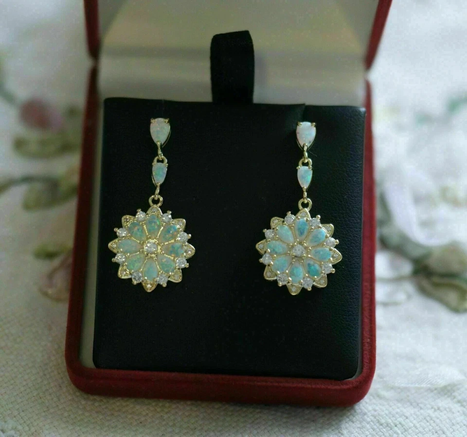 Pendientes colgantes colgantes de diamantes de ópalo de fuego talla pera de 3 quilates de oro amarillo de 14 k Foto 3 de 4