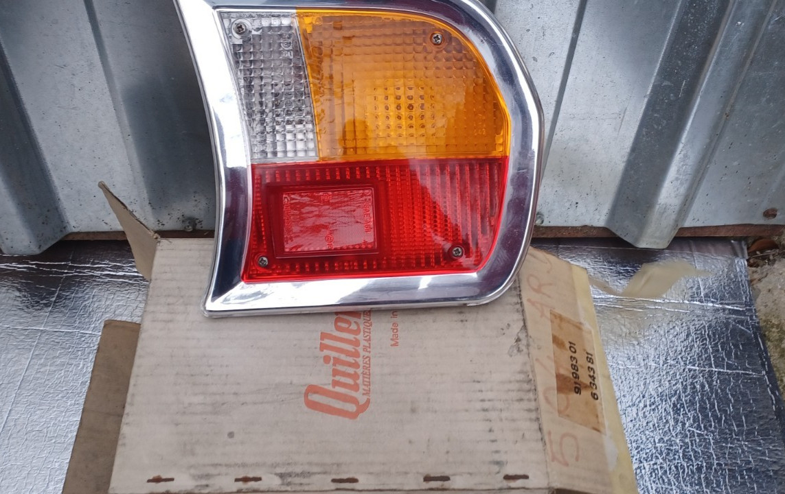 Feu arriere droit PEUGEOT 504 Quillery plastique neuf contre infiltrations