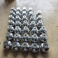 Zestaw 34 chromowanych gałek