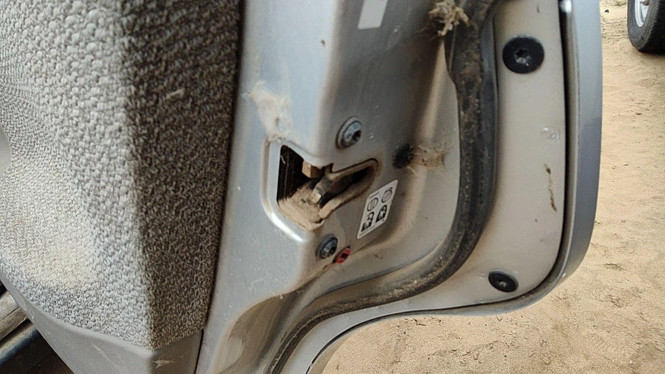 Pestillo de puerta trasera derecha Saturn L100 2000-2005 pasajero con varillas/cables trasero OEM Foto 3 de 4