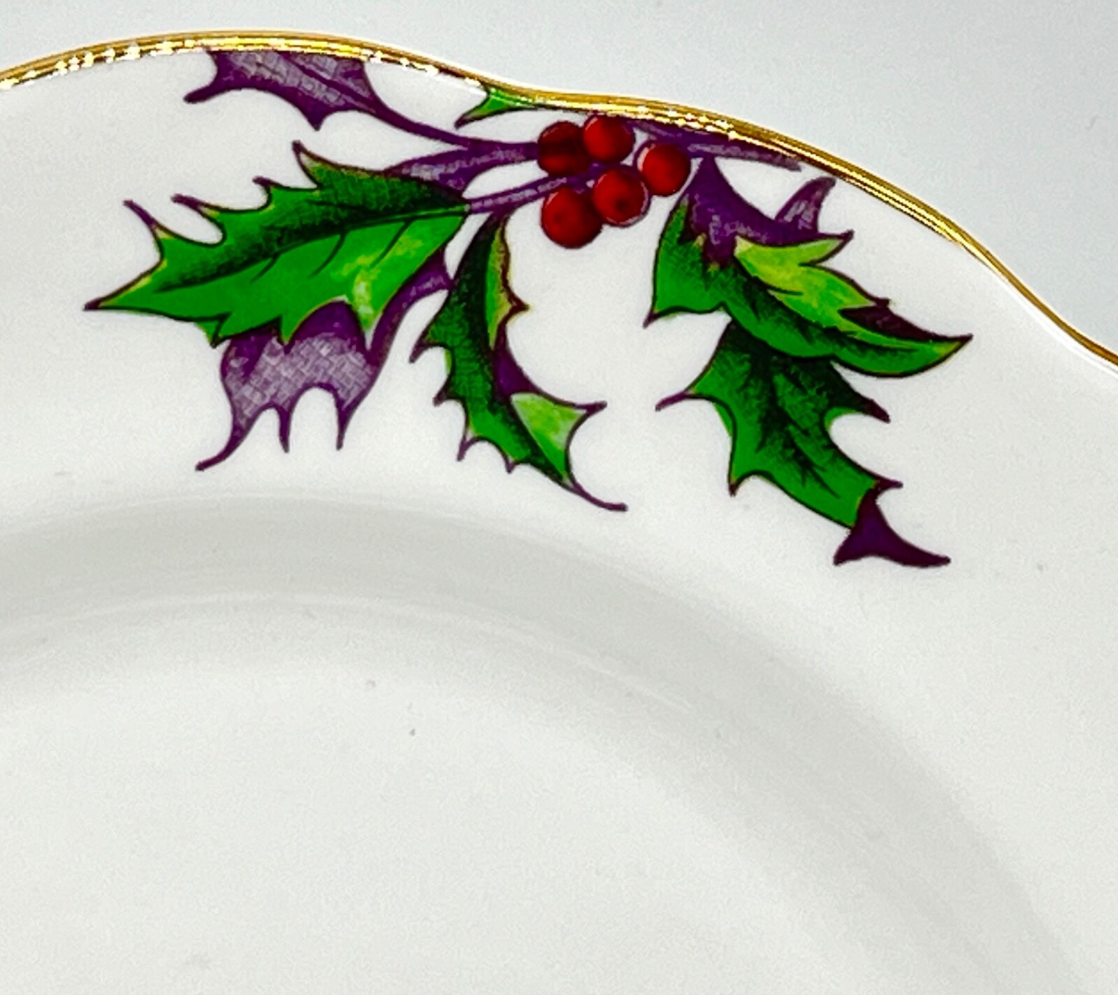 ROYAL ALBERT FLOWER OF THE MONTH DECEMBER HOLLY TRIO: DESSERT PLATE, CUP, SAUCER