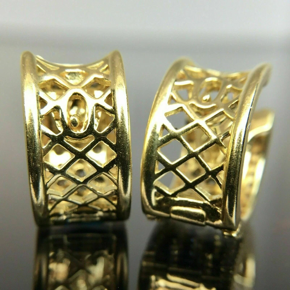 Pendientes de aro Huggie de cuarzo ahumado redondos creados en laboratorio de 2 quilates enchapados en oro amarillo de 18 k Foto 4 de 4