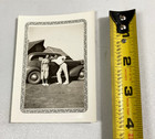 1930s B&W Photo Couple Posing with American Sedan Barn Background Vintage — photo 3