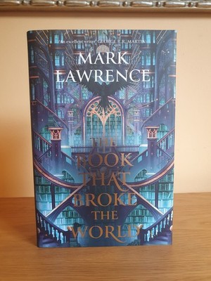Das Buch, das die Welt zerbrach von Mark Lawrence SIGNIERT/NUMMERIERT Broken Binding Ed