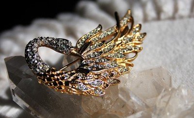 Vintage Schwanenbrosche, wohl Attwood & Sawyer für Swarovski-Kristalle, 1980e