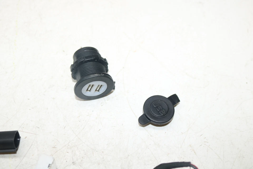 2018 Ski-doo Mxz Xrs 850 Gen 4 G4 Accesorio USB Socket Enchufe Terminal Foto 2 de 4