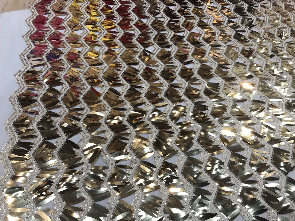 CHAMPAGNE CHEVRON BORDADO CON LENTEJUELAS LARGAS EN UNA MALLA-SE VENDE POR YARDA. Foto 2 de 4