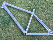 SANTA CRUZ CHAMELEON 18" + disc adaptor. Retro classic MTB mountain bike frame.
