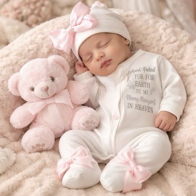 Neugeborene beliebiger Name Schlafanzug Strampler Teddybär Mütze Baby Mädchen Prinzessin rosa Schleifen