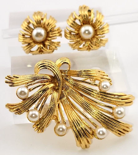 Vintage Lisner Signed Gold Tone Faux/Lucite Pearl Clip Earring Brooch Set