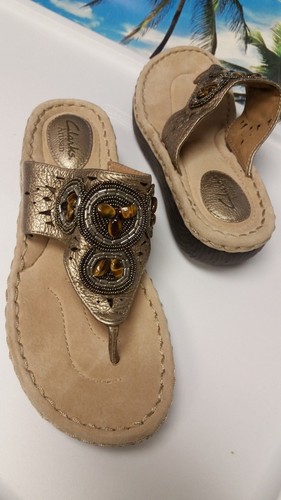 NEW Clarks Playful Womens 7.5 M Metallic lLeather Studded Scroll Wedge Sandals - Picture 7 of 8