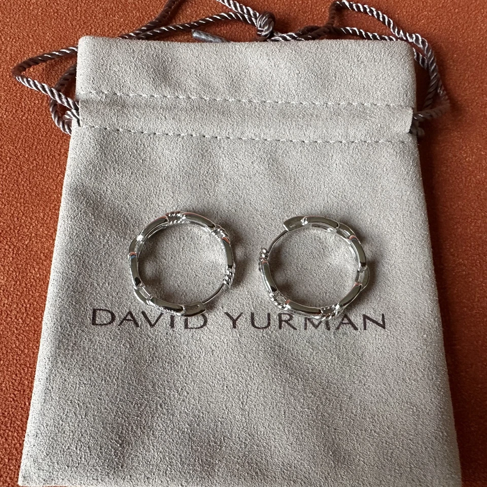 Brincos de argola David Yurman prata esterlina com diamantes com corrente Stax elo Huggie - Imagem 2 de 4