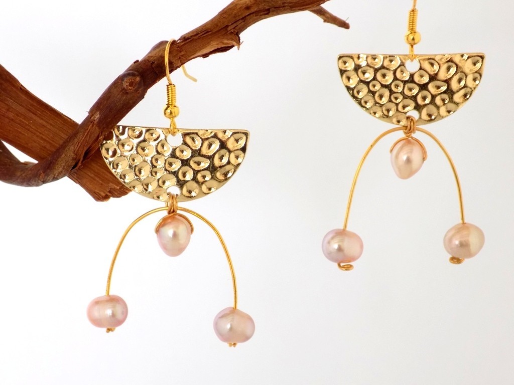 Boucles dorées demi-cercle 3 perles nacre roses, l'alternative légère anti-allergie
