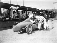 Alex Cuthbert Jack Bessant, Riley, makes a pitstop 1933 Motor Racing Old Photo