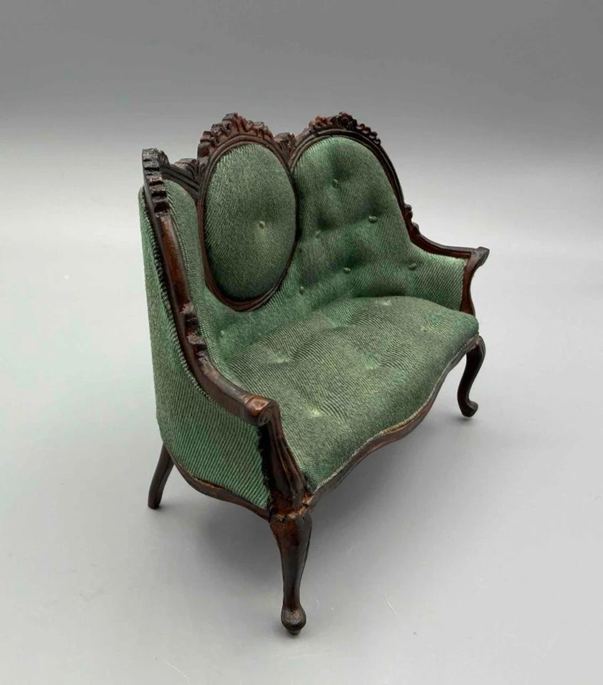 CASA DE MUÑECAS MINIATURA 1:12 BESPAQ SOFÁ VERDE CAOBA Y SILLA LATERAL - LW112A Foto 4 de 4