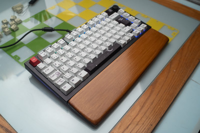 Glorious GMMK Pro Tastatur Gateron Jupiter Banana  ISO DE  VIAL + 2 KEYCAPS SETS
