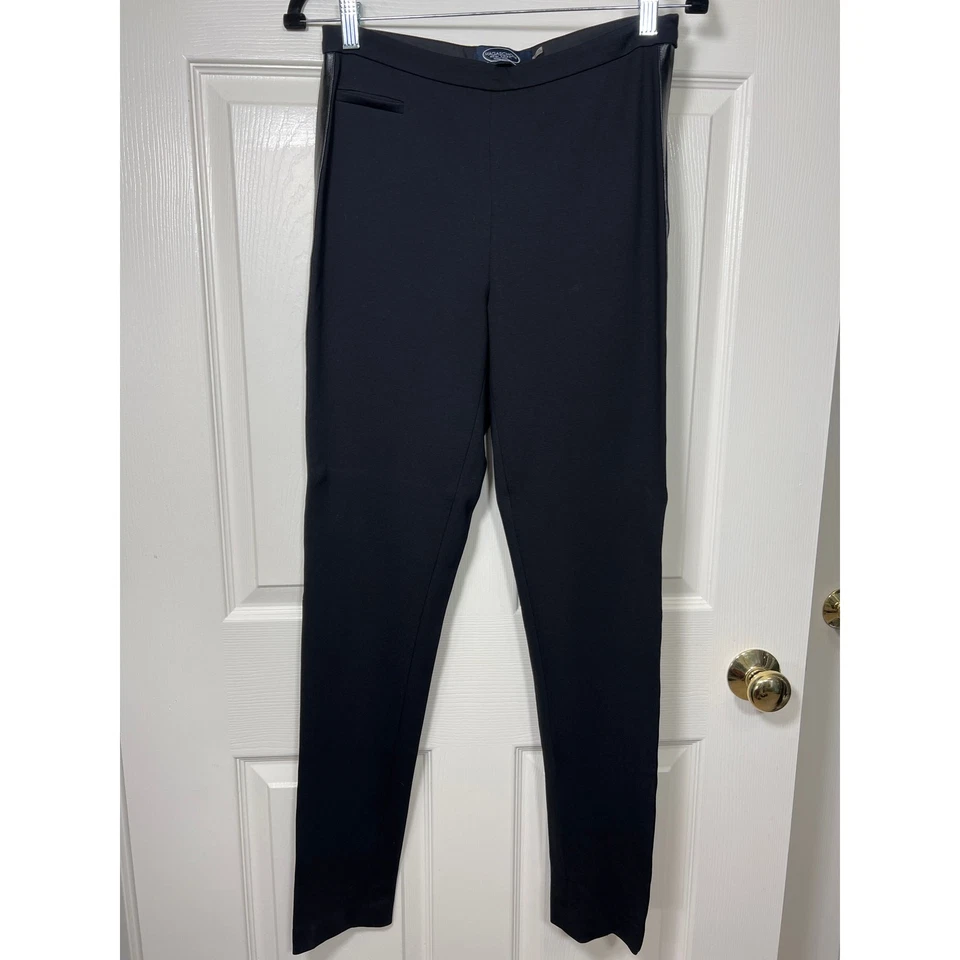 Pantalones de vestir Magaschoni negros ajustados laterales imitación cuero panel a rayas 4 pequeños Foto 2 de 4