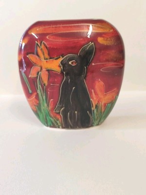 Anita Harris Handtasche Vase Hase schnüffelt eine Narzisse, gold signiert auf Sockel