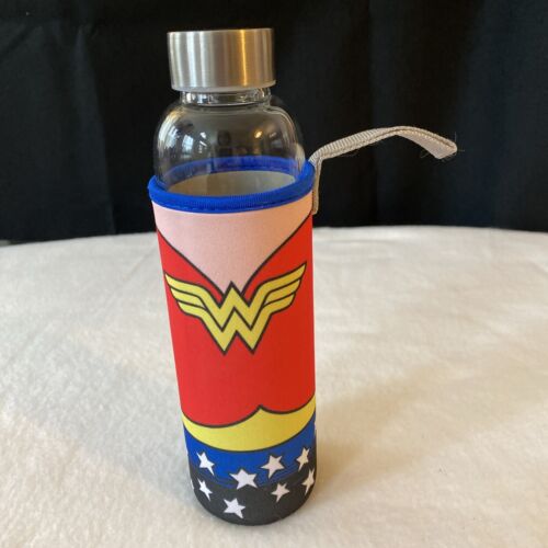 Wonder Woman Glass Water Bottle Neoprene Sleeve Stainless Lid DC Comics 20 oz - Afbeelding 1 van 10