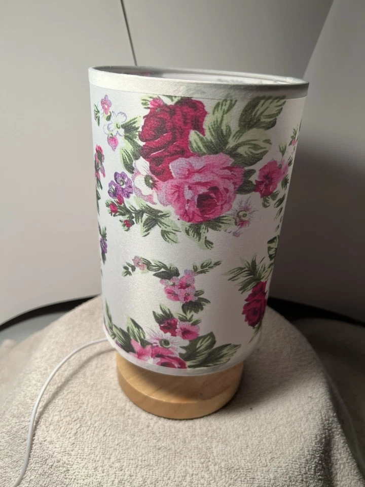 Lámpara de mesa auxiliar de dormitorio con pantalla de flores rosadas Foto 2 de 4