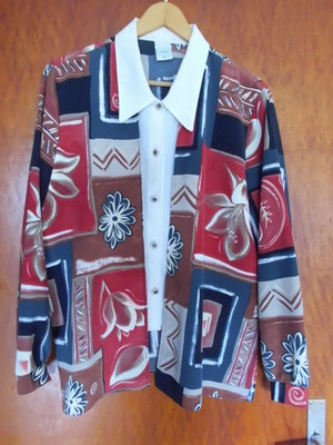 Damen Mode - Großgemusterte Bluse im Zweiteiler-Stil. Cada Gr.44. Geknöpft.