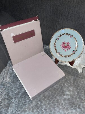 **VERY BEAUTIFUL** Vintage Abigail Adams Peabody Museum Plate w/ Stand NEW