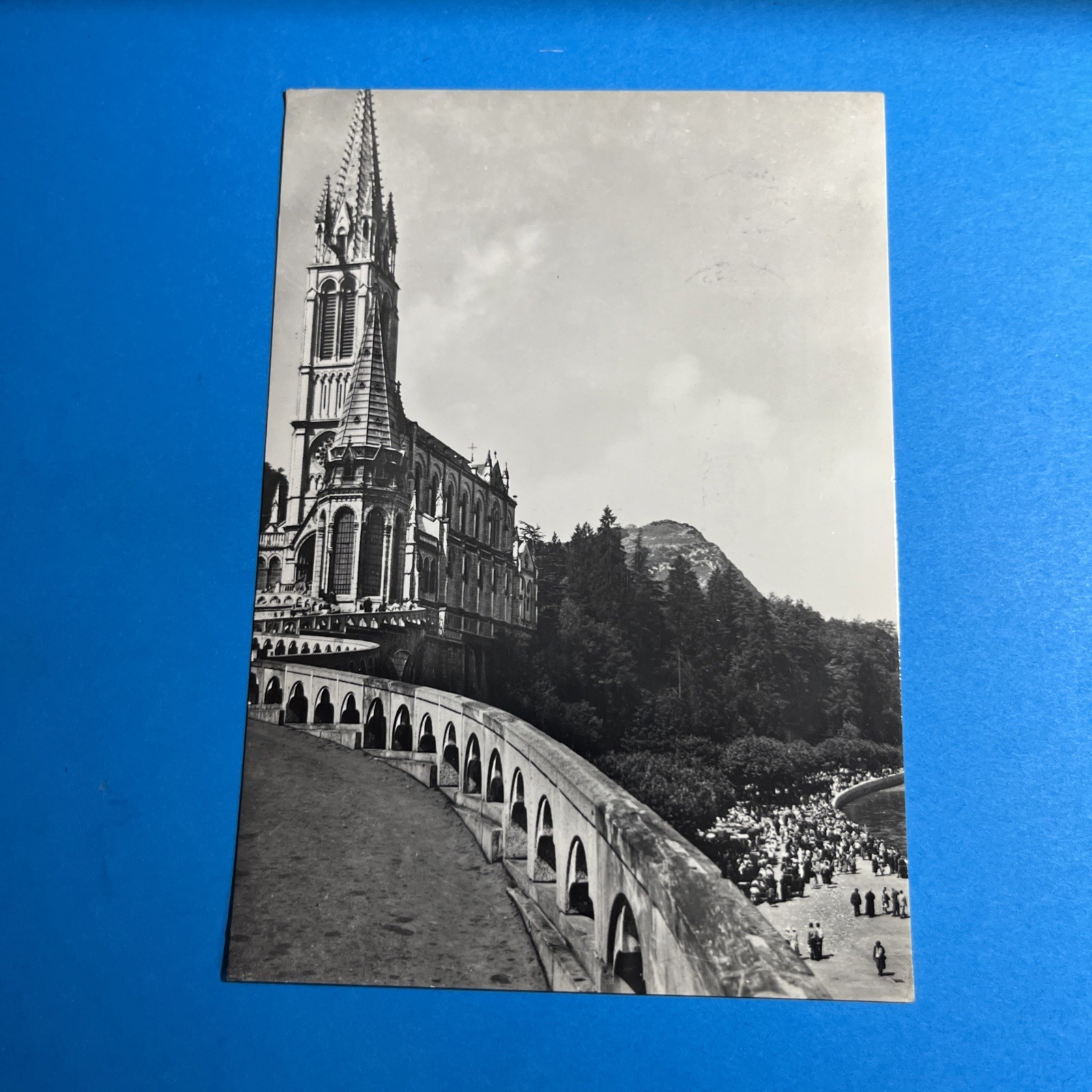 LOURDES ALLA BASILICA SUPERIORE VIAGGIATA 1961 - CARTOLINA BIANCO E NERO